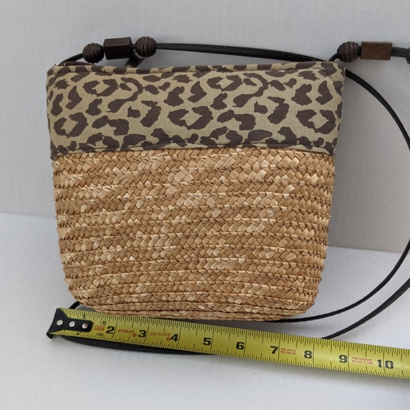 Bundles of 3 Save15%.NWOT Straw and animal print summer shoulder bag. Zip close - Picture 4 of 6